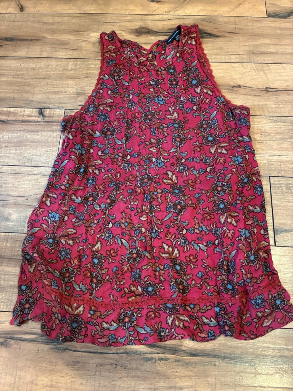 American Eagle Sleeveless Floral Blouse in Deep Rose